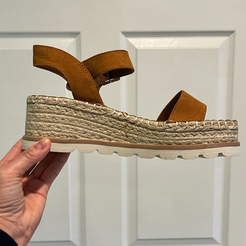 Brown platform sandal (7.5)